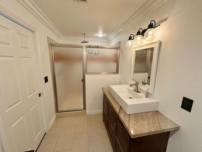 Building Photo - Beautiful 2 bed 2 bath condo in guard gated Residence at Canyon Gate community! Home features bea...