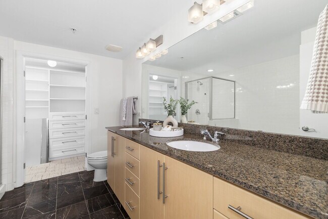 primary bath wi walk in closet - 54 Rainey St