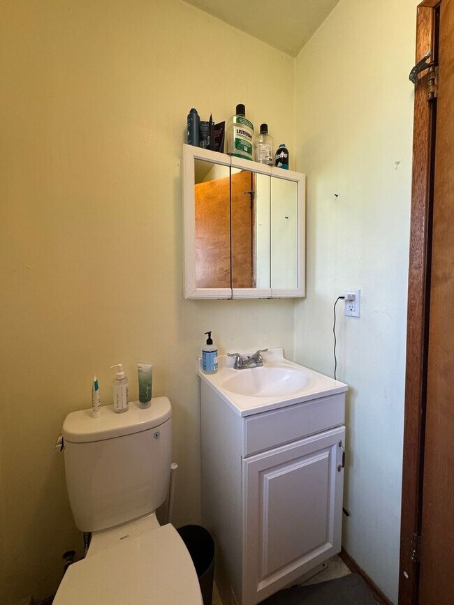 Building Photo - Spacious 5 Bedroom Rental by Park