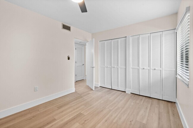 Building Photo - 2233 NW 22nd Ave