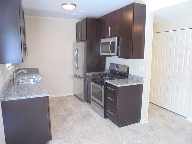 Building Photo - 1202 N Village Dr