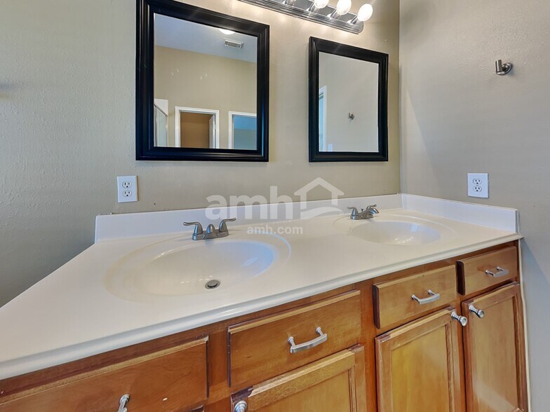 Building Photo - 15919 Sonoma Park Dr