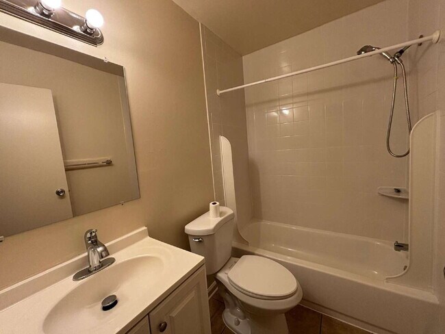 Building Photo - Charming Townhome in Prime Annandale Location