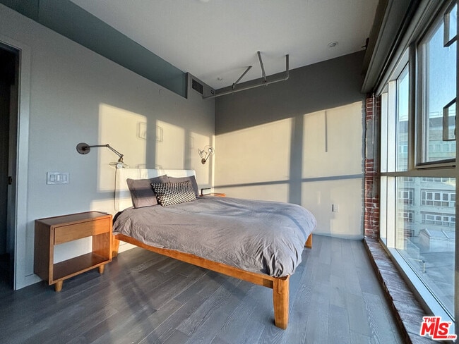 Building Photo - 527 Molino St