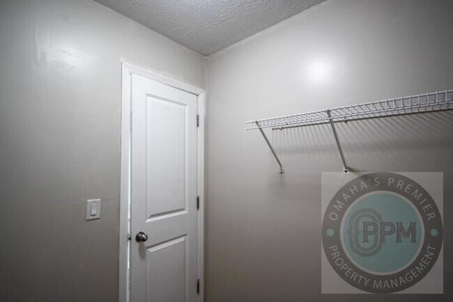 Building Photo - Huge 4-bedroom, 4-bath home