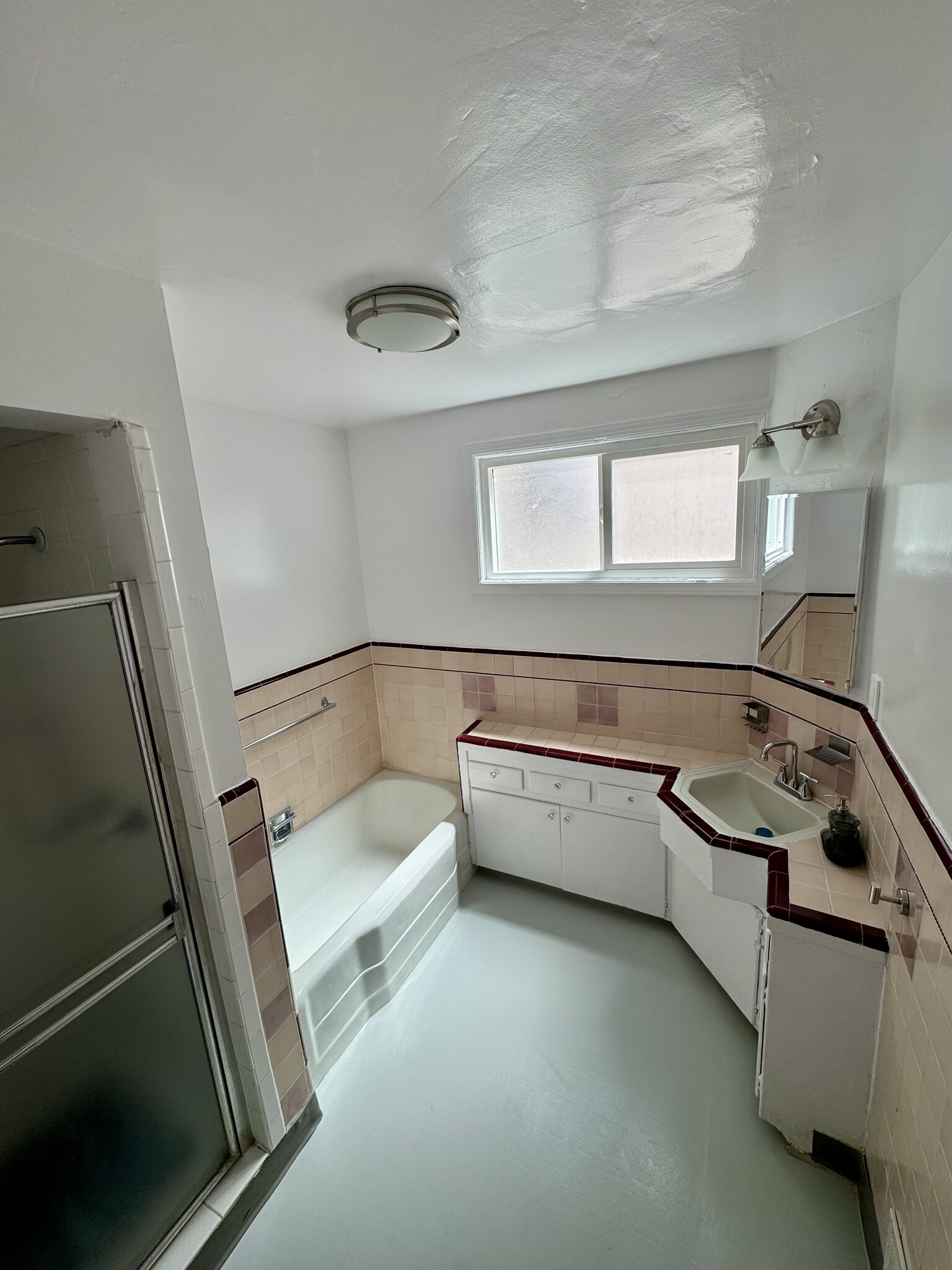 Full bath with large tub - 1320 S Beverly Glen Blvd