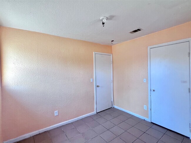 Building Photo - 6802 Sayers St