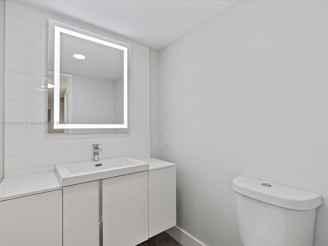 Building Photo - 3150 N Palm Aire Dr