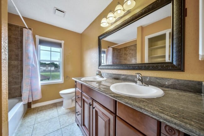 Building Photo - 3006 Mesquite Dr