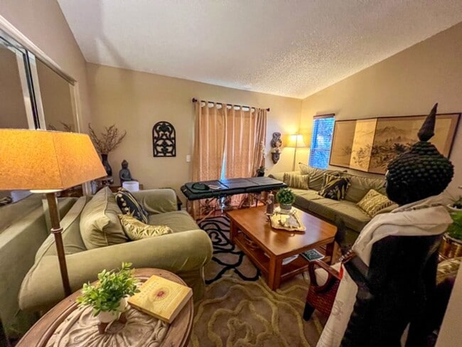 Building Photo - 2 bedroom Temecula home with a big backyar...