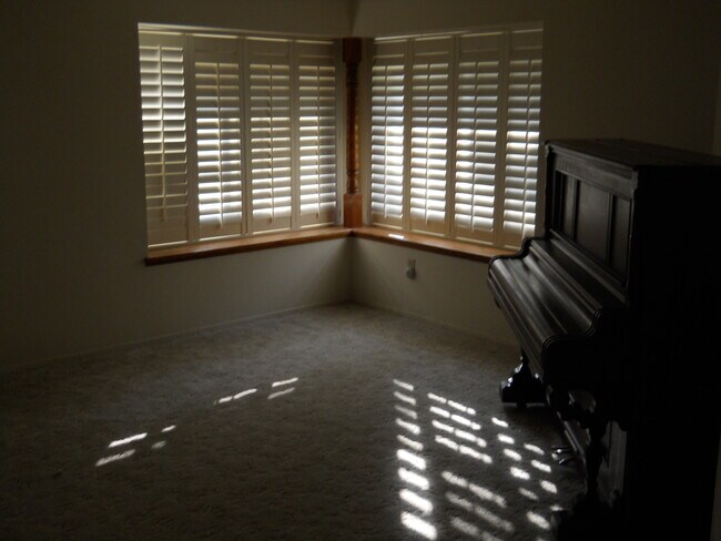 Building Photo - Beautiful Home in Wasco with Solar!!