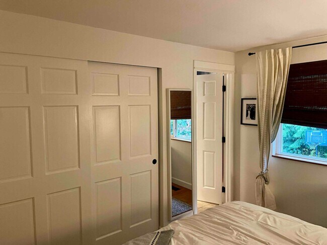 Building Photo - Lovely Kirkland House Ready for Someone to make it a HOME