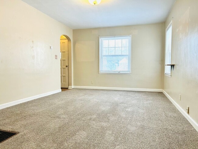 Building Photo - Spacious 2 Bedroom Home