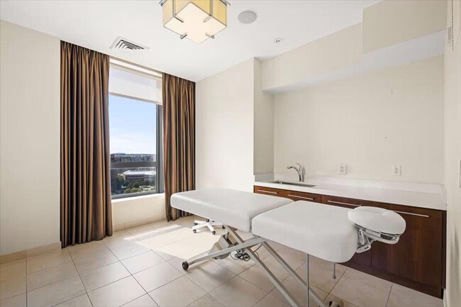 Building Photo - 1405 S Fern St