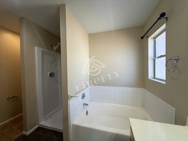 Building Photo - 10720 W Wagon Wheel Dr