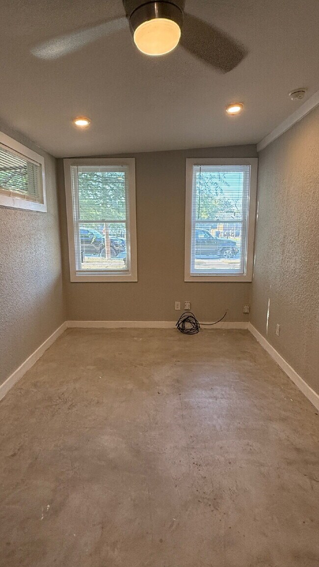 Building Photo - Cozy Studio for Rent — Prime Dignowity Location!