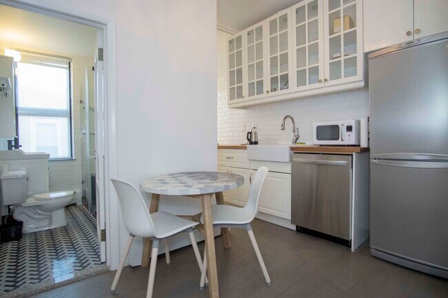 Building Photo - 271 York St