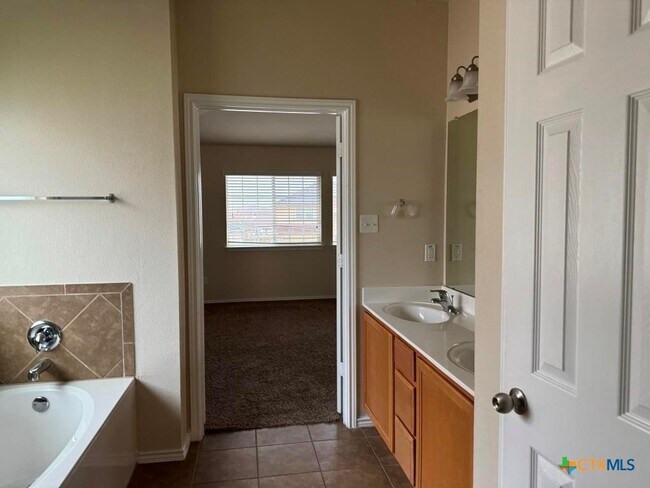Building Photo - 4902 Bridgewood Dr