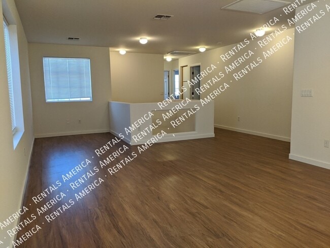 Building Photo - 895 E Lakeview Dr