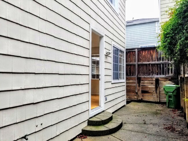 Building Photo - 2 Bedroom 2.5 Bath Home in Petaluma