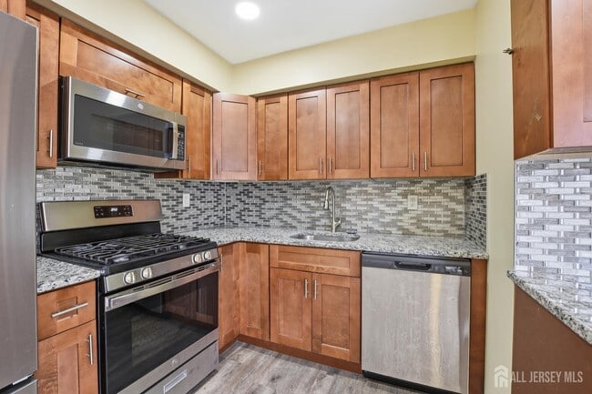 Building Photo - 160 Evergreen Rd