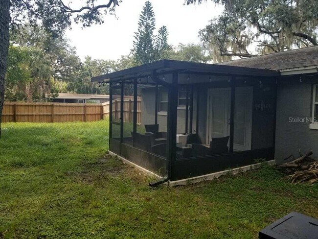 Building Photo - 715 Baywood Cir