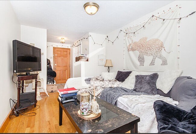 Building Photo - 2 Bedroom Unit in Beacon Hill, heat, Hot W...