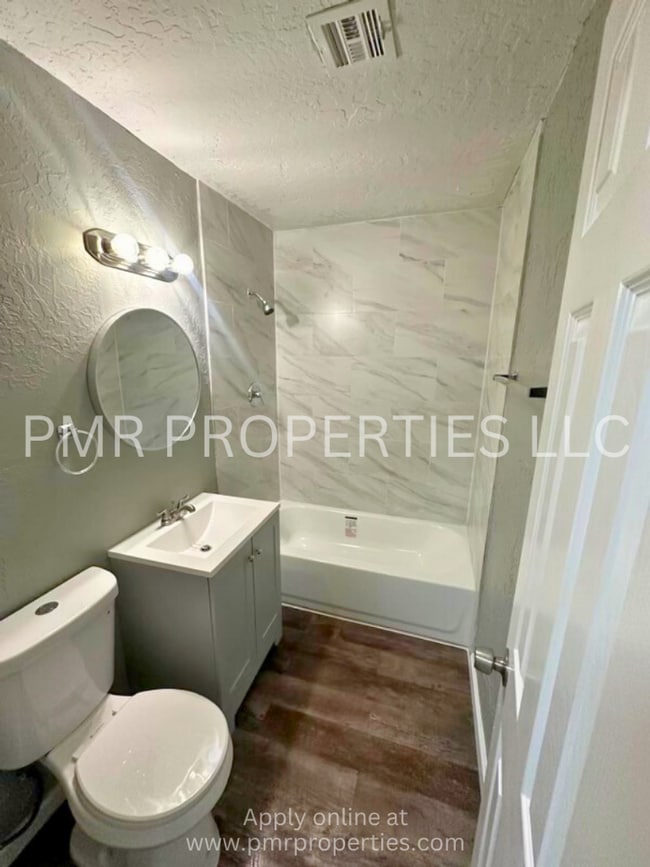 Building Photo - 2 Bedrooms / 1 Bathroom House