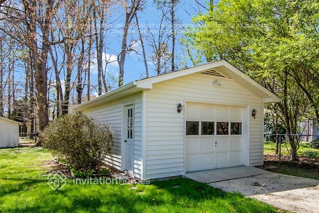 Building Photo - 232 Sandlewood Dr