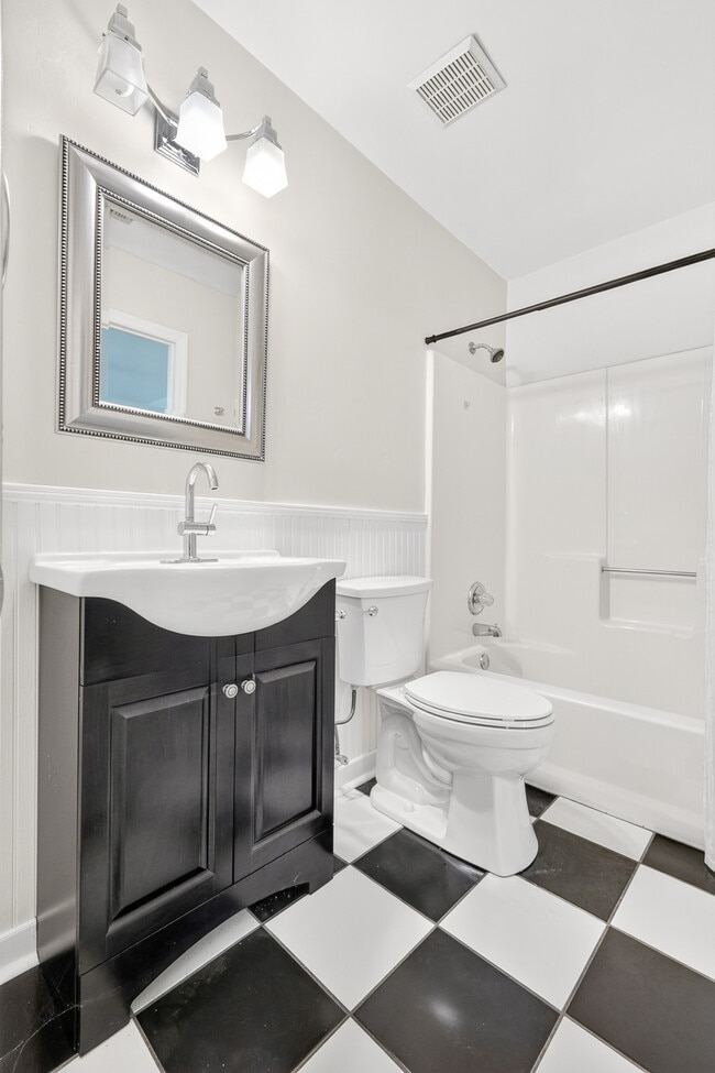 Building Photo - 440 English Ivy Dr