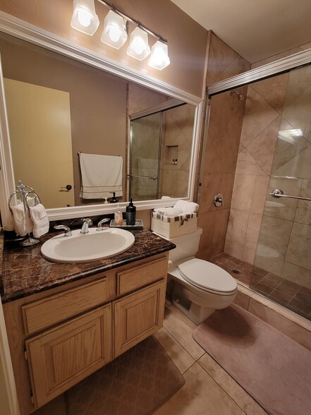 Tenant bathroom - 59 Hawaii Dr