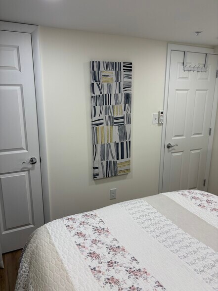 Building Photo - 402 Constitution Ave NE