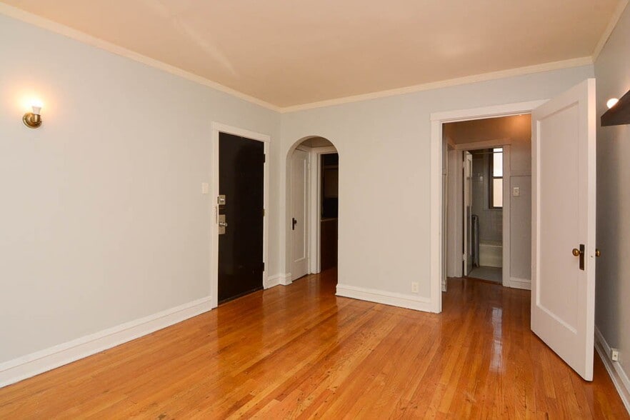 Building Photo - 4902 W Ainslie St