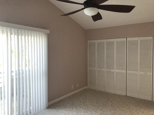 Building Photo - 2 Bedroom, 1 Bath, Unfurnished Condo in Sterling Village!