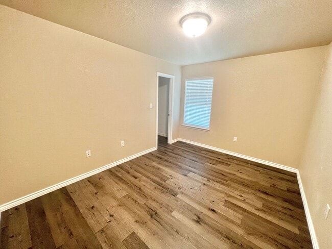 Building Photo - AVAILABLE NOW! (SECTION 8 ACCEPTED)