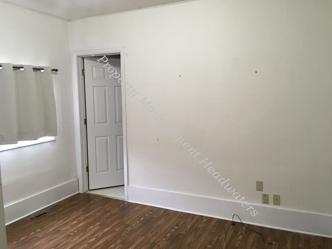 Building Photo - 4 Bedroom 2 Bath Farm House for Rent