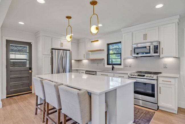 Building Photo - Beautifully furnished short-term rental in Historic Downtown Franklin!