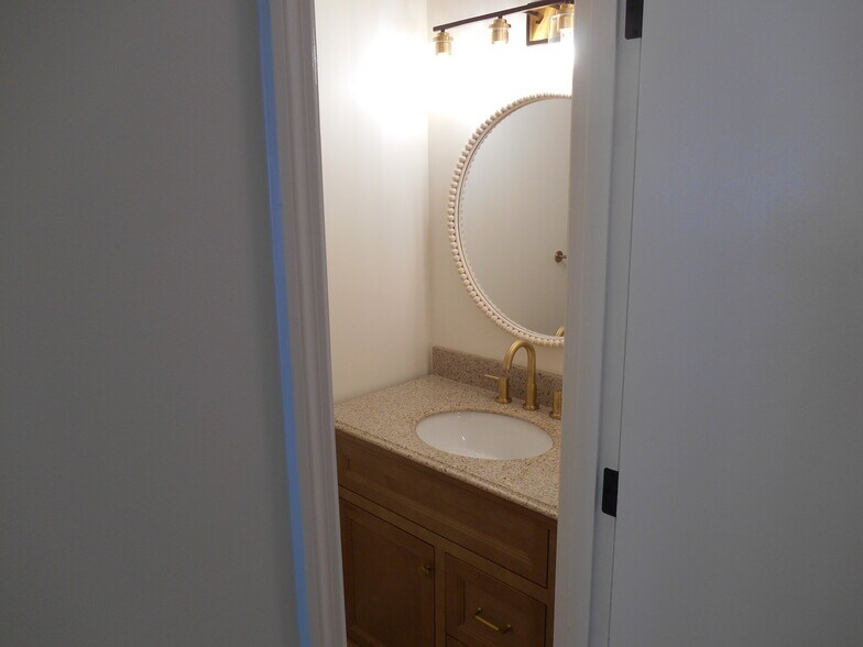 Building Photo - 3700 Golf Colony Ln