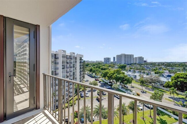 Building Photo - 1000 Parkview Dr