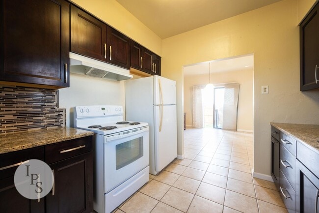 Building Photo - Fresno Westside Farm Home, 3BR/1BA, Built 1925 – Modern Updates!