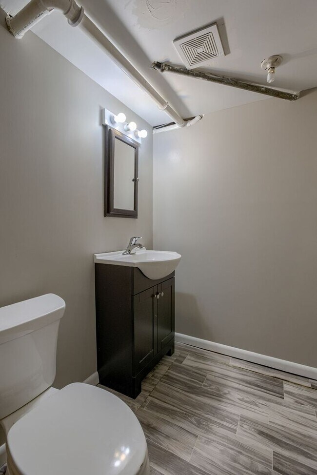 Building Photo - 4 Bedroom Westside Ranch!!