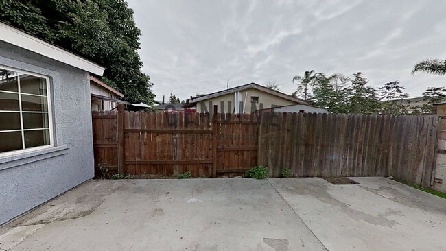 Building Photo - 305 S Daisy Ave
