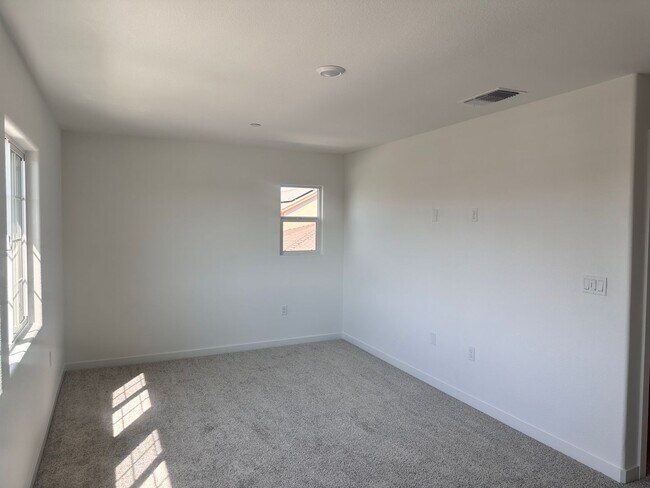 Building Photo - 1/2 off first full months rent with possession by 4/17/2026