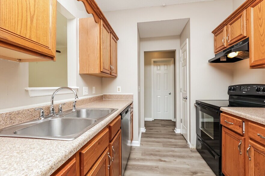 Building Photo - 321 Lake Forest Dr