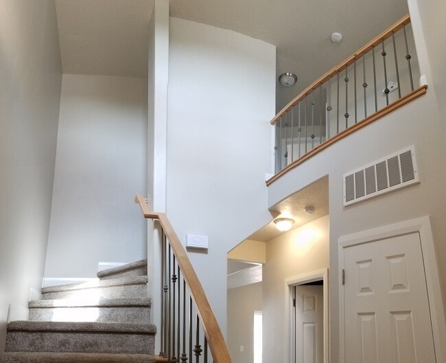 Building Photo - 3 bedroom 2.5 bath -Townhome in the heart ...