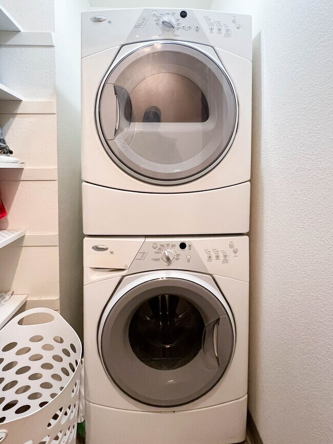 Building Photo - 1170 Denali St