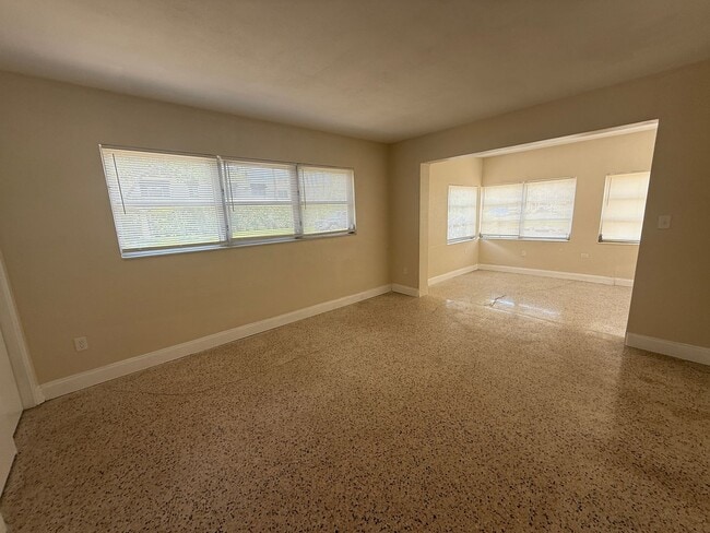 Building Photo - Tyrone single family home 2/1