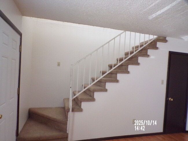 Building Photo - 2 STORY TOWNHOUSE , CLOSE TO SHOPPING AND RESTAURANTS