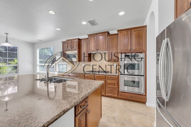 Building Photo - Beautiful Executive Home w/ Pool on 1/2 Ac...