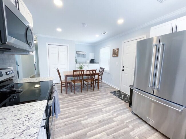 Building Photo - 3830 Manchester Dr